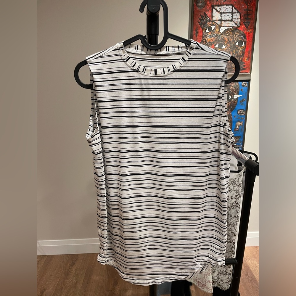 Lululemon Muscle Tee Top Size 4